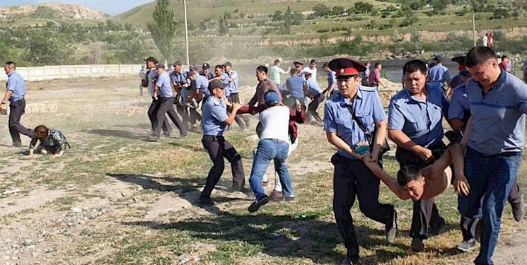 بازداشت بیش از 30 نفر در نتیجه درگیری قومی در قرقیزستان بازداشت بیش از 30 نفر در نتیجه درگیری قومی در قرقیزستان