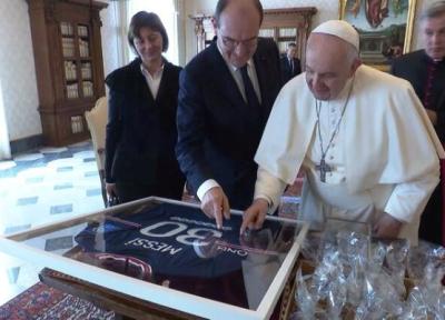 تور فرانسه: نخست وزیر فرانسه پیراهن امضا شده لیونل مسی را به پاپ داد