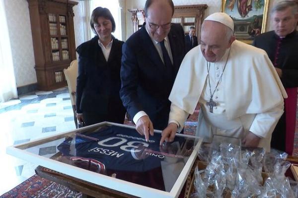 تور فرانسه: نخست وزیر فرانسه پیراهن امضا شده لیونل مسی را به پاپ داد