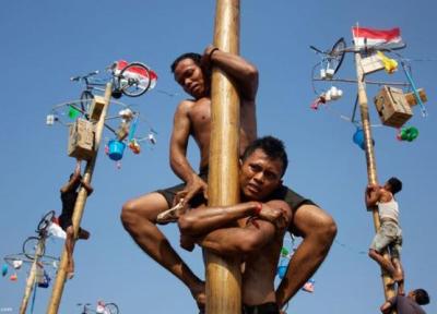 بالا رفتن از تیرهای چوبی روغنی در جشن استقلال اندونزی